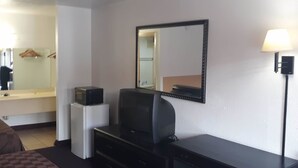Habitación, 2 camas matrimoniales, para no fumadores | Escritorio y ropa de cama 