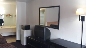 Habitación, 2 camas matrimoniales, para no fumadores | Escritorio y ropa de cama 