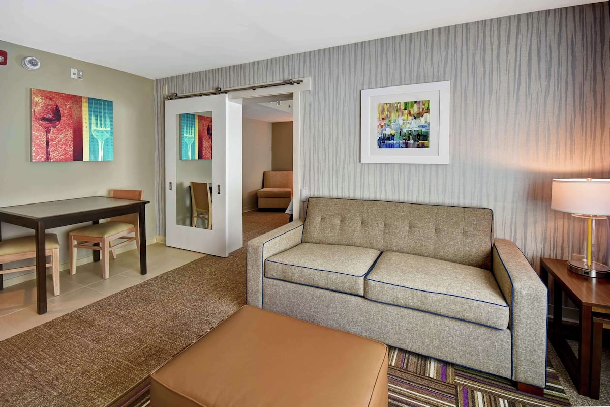 Suite, 2 letti queen, accessibile ai disabili, vasca da bagno | Area soggiorno | TV a schermo piatto 40 pollici con canali via cavo, Smart TV