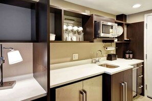Refrigerador, microondas, lavavajillas y cafetera y tetera 