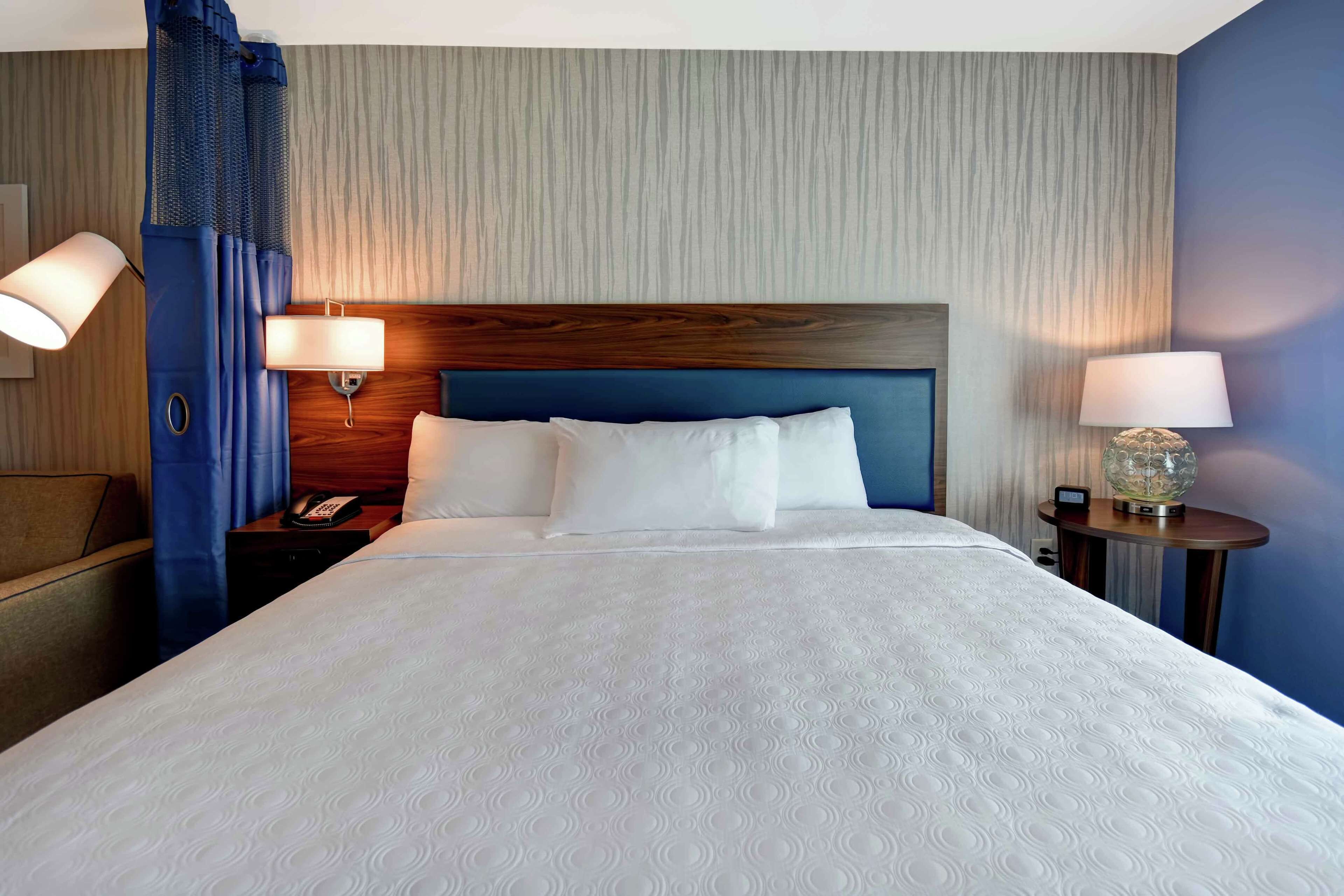 Premium bedding, in-room safe, desk, laptop workspace