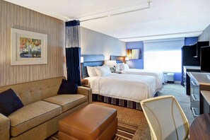 Roupas de cama premium, cofres nos quartos, escrivaninha