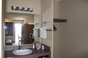 Standardzimmer, 2 Queen-Betten | Schreibtisch, Verdunkelungsvorhänge, Bügeleisen/Bügelbrett