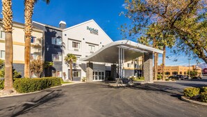 A Fairfield Inn & Suites hotel with a modern design, featuring a covered entrance and a parking lot. - Fairfield Inn by Marriott St. George (St. George)