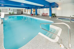 Indoor pool - Comfort Inn & Suites Medicine Hat (Medicine Hat)