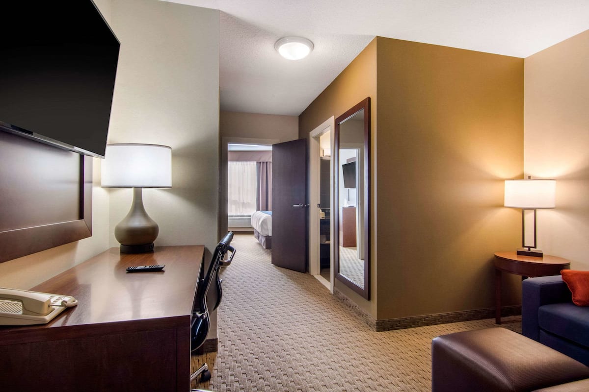 1 bedroom, premium bedding, pillowtop beds, desk