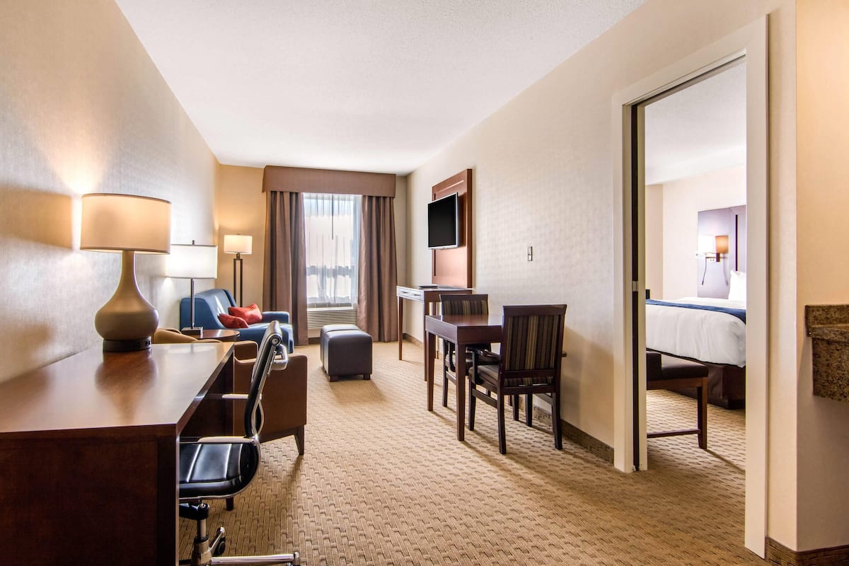 Junior Suite | Premium bedding, pillowtop beds, desk, blackout drapes