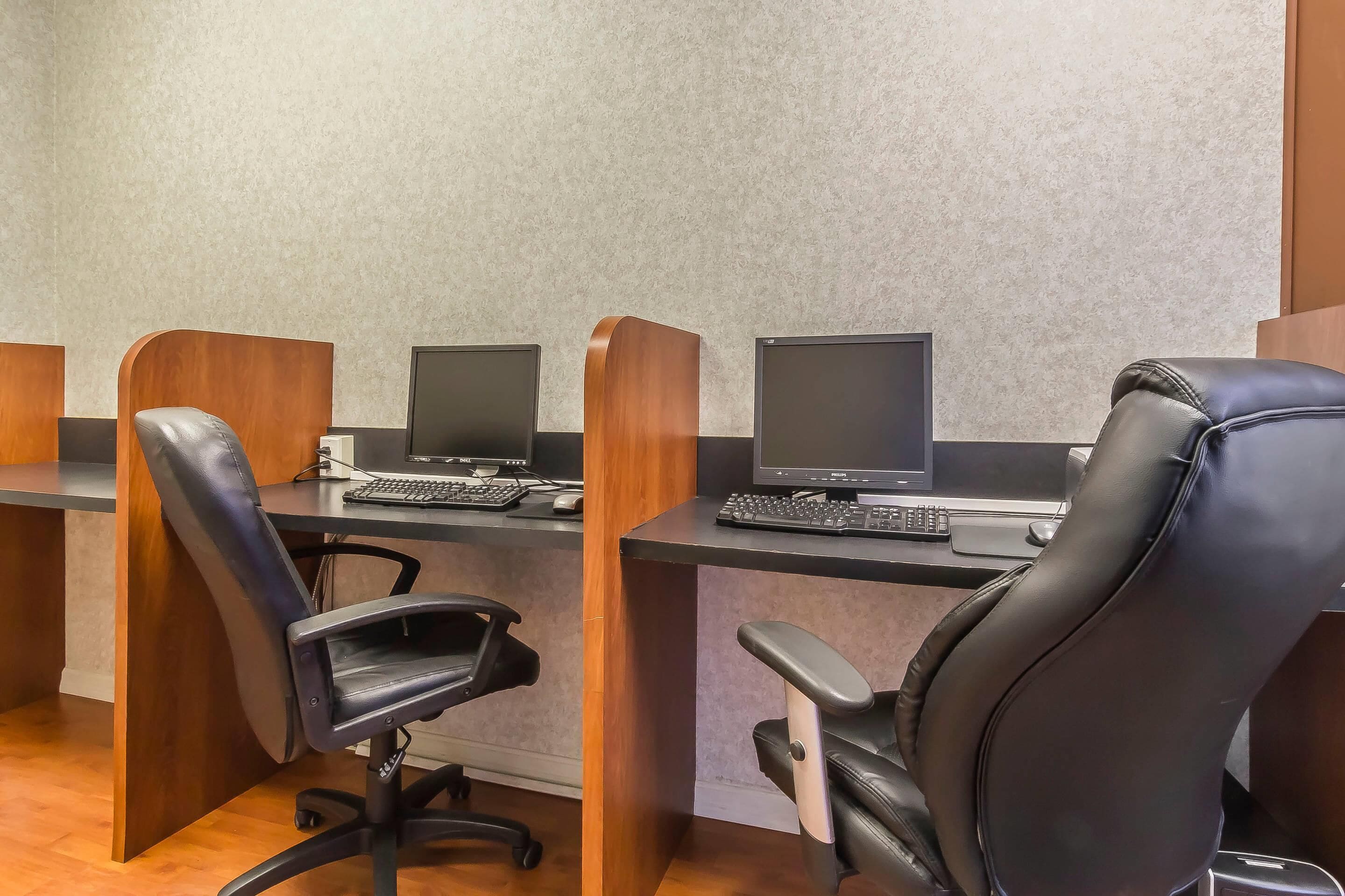 Un espace de travail comprenant deux bureaux, chacun équipé d’un ordinateur et d’un clavier.