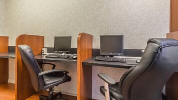 Un espace de travail comprenant deux bureaux, chacun équipé d’un ordinateur et d’un clavier.