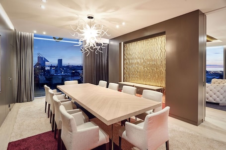 Presidential Suite | Bar mini, peti besi dalam bilik, langsir/tirai gelap terus, kalis bunyi