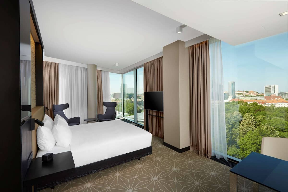 King Corner Junior Suite | Minibar, in-room safe, blackout drapes, soundproofing