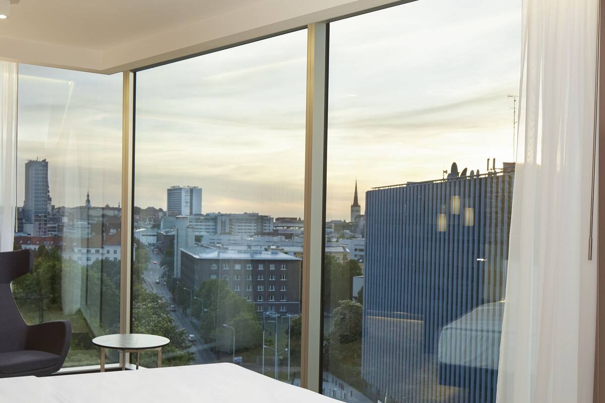 deluxe room, 1 king bed | city view