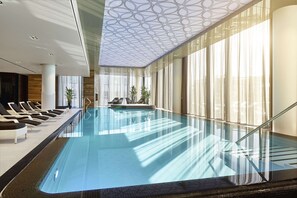 Kolam renang indoor, dengan kursi berjemur