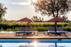 2 outdoor pools, pool loungers