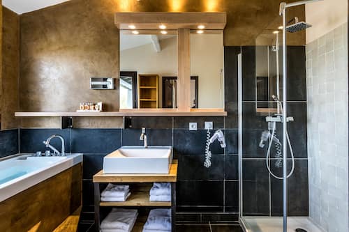 Articles de toilette gratuits, sèche-cheveux, peignoirs