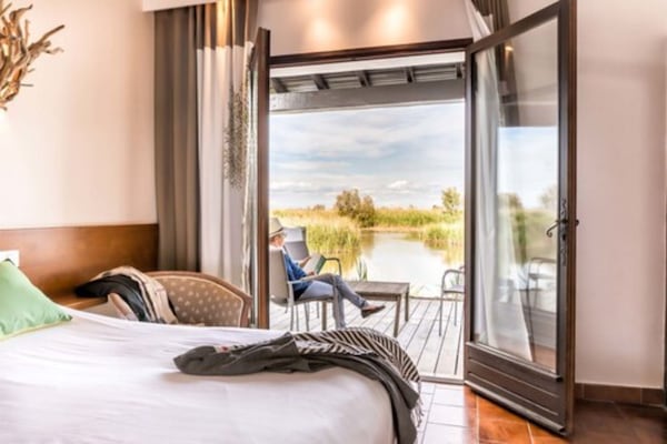 Minibar, coffres-forts dans les chambres, décoration personnalisée