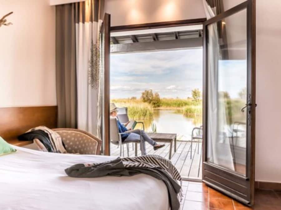 Minibar, brankas, dan didekorasi berbeda-beda