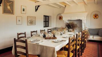 Se sirven comidas, cenas y cocina francesa