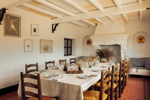 Déjeuner et dîner servis sur place, spécialités Cuisine française