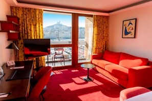 Suite Club | Biancheria da letto di alta qualità, minibar, una cassaforte in camera