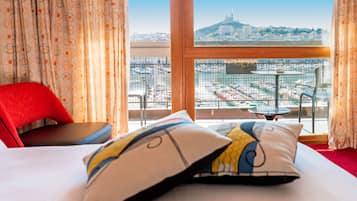 Habitación Deluxe, vista al mar | Ropa de cama de alta calidad y minibar