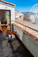 Suite, vistas al puerto | Ropa de cama de alta calidad, minibar, caja fuerte y cortinas opacas