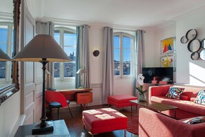 « LA NOTRE DAME » - Junior Suite Prestige Sea View | Living area | Flat-screen TV - Hôtel la Résidence du Vieux Port (Marseille)