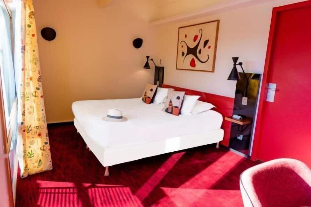 Premium bedding, minibar, in-room safe, blackout drapes