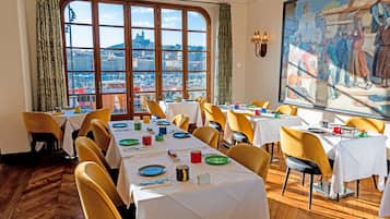 Daily continental breakfast (EUR 20 per person)