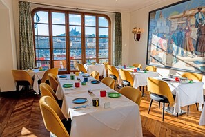 Desayuno continental diario (EUR 20 por persona)