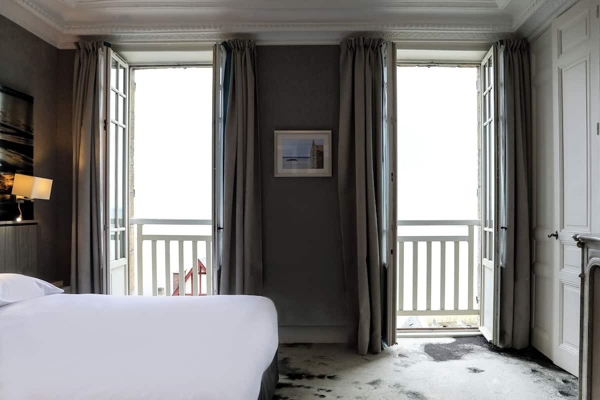 Minibar, desk, blackout curtains, free WiFi