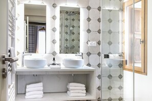 The Artichoke Apartment | Bathroom | Free toiletries, hair dryer, towels