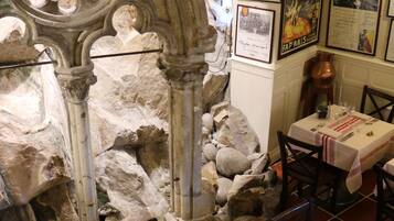 Petit déjeuner et déjeuner servis sur place, spécialités Cuisine locale