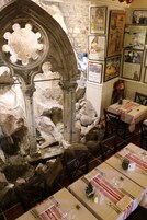 供应早餐、午餐和晚餐，地方菜