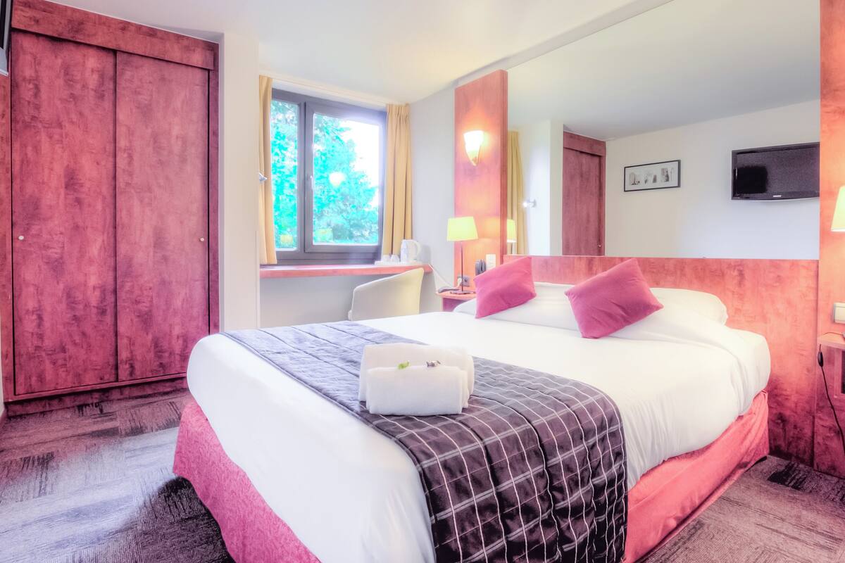 Luxe beddengoed, een bureau, geluiddichte muren, gratis babybedden