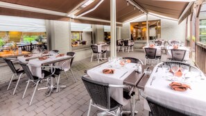 Breakfast, lunch, dinner served; French cuisine 