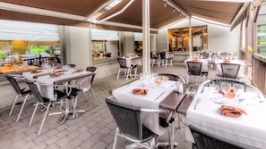 Déjeuner, dîner et souper servis sur place; cuisine française