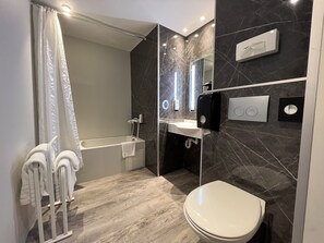 Chambre Quadruple | Salle de bain | Douche, articles de toilette gratuits, sĂšche-cheveux