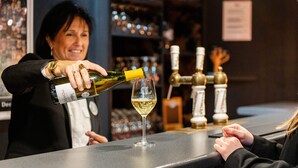 A person pouring wine into a glass at a bar. - Logis Hotel Restaurant des Acacias Lille Tourcoing (Neuville-en-Ferrain)