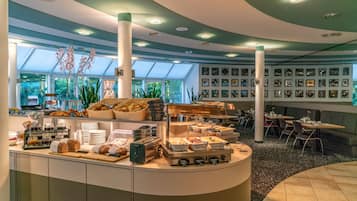 Se ofrece un desayuno bufé (16 EUR por persona)