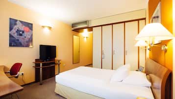 Desk, blackout drapes, soundproofing, free WiFi