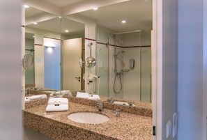 Shower, hair dryer, towels - Globana Airport Hotel (Schkeuditz)