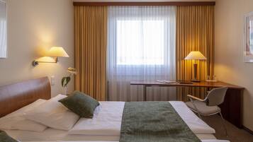 Escritorio, cortinas blackout, insonorización y wifi gratis