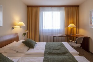 Een bureau, verduisterende gordijnen, geluiddichte muren, gratis wifi