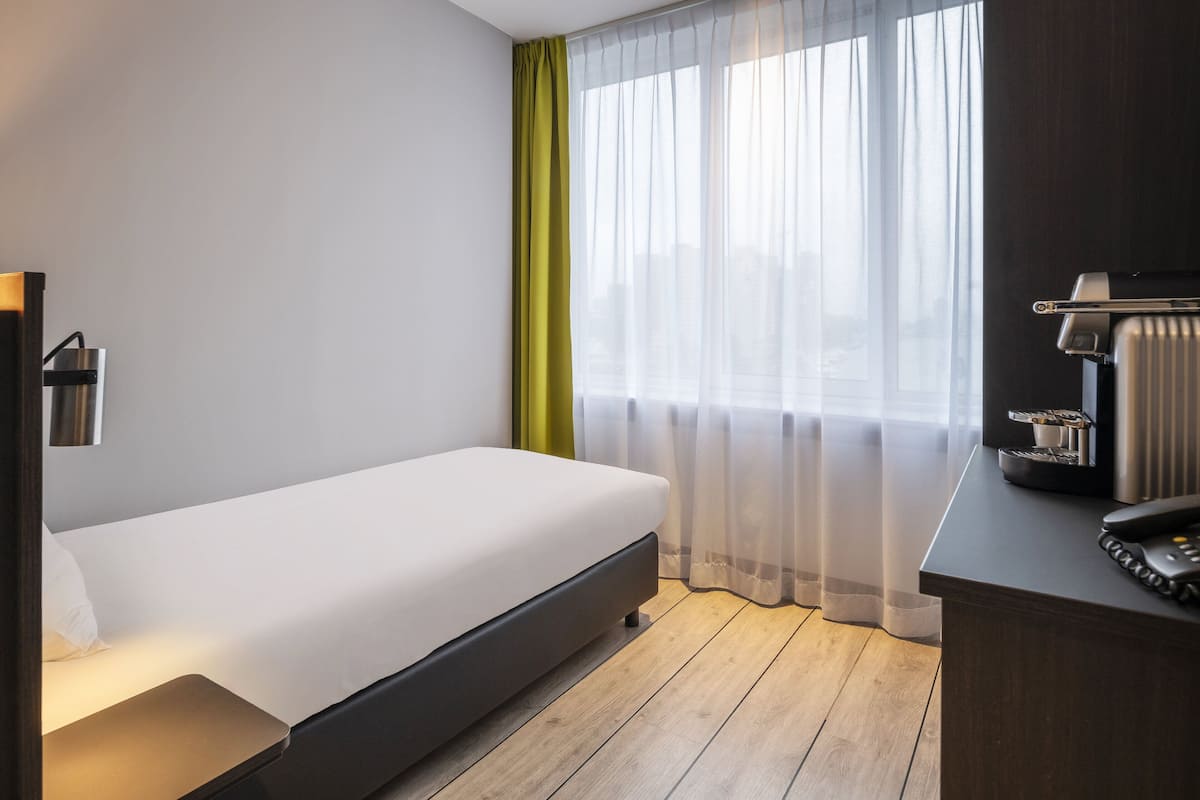 Standard Single Room | Minibar, in-room safe, blackout drapes, free WiFi