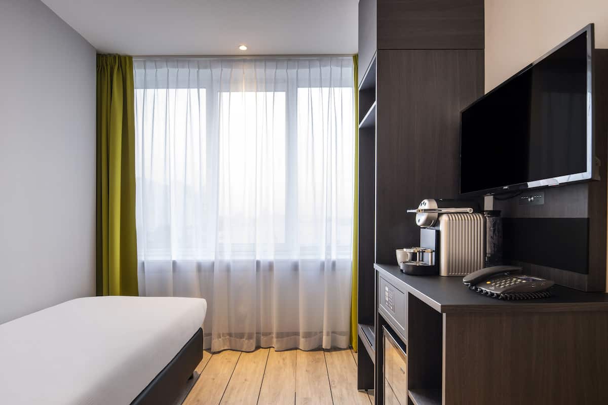 Minibar, in-room safe, blackout drapes, free WiFi