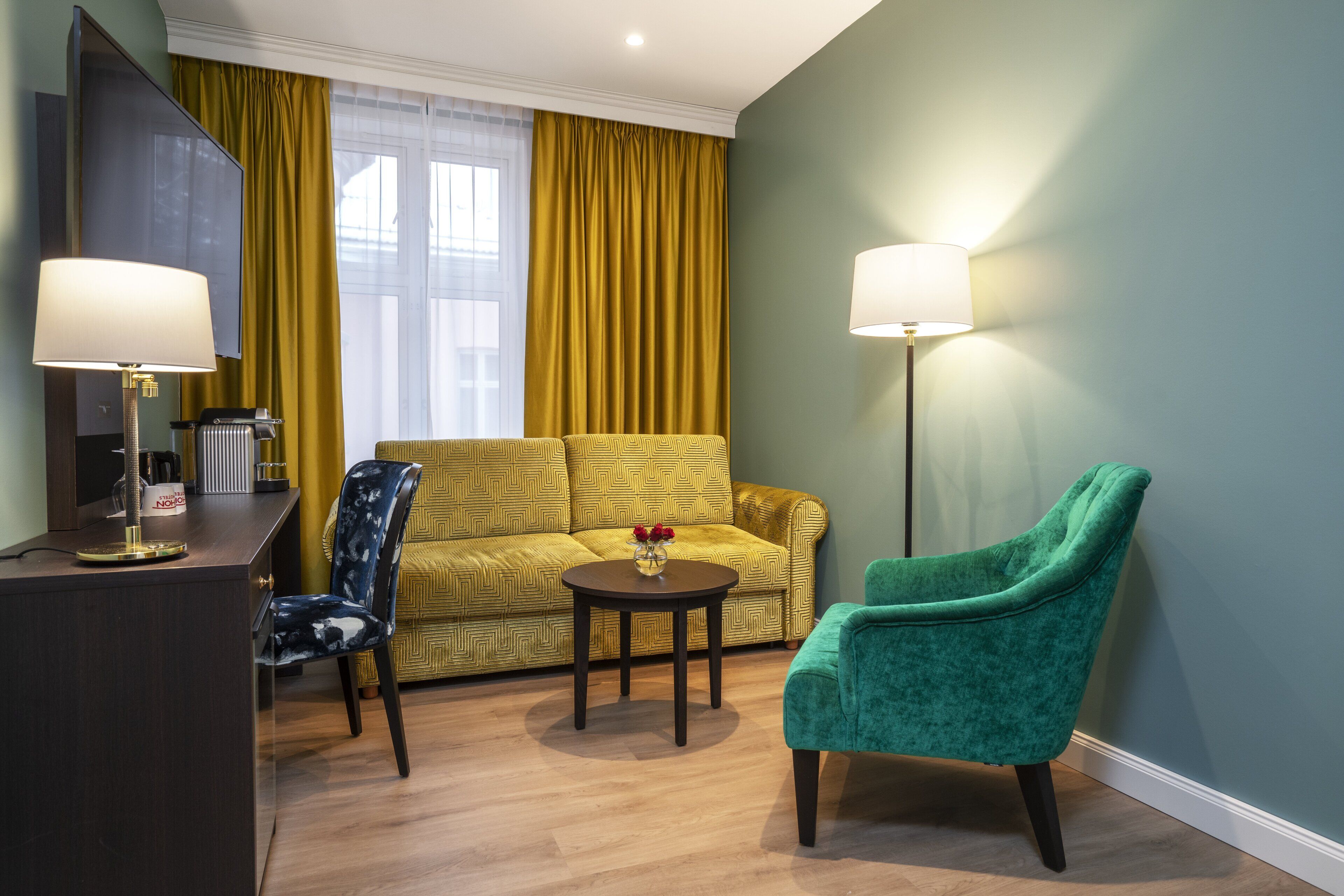 business room, non smoking | 1 bedroom, premium bedding, pillow-top beds, minibar