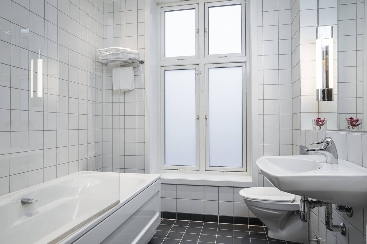 business room, non smoking | bathroom | hair dryer, towels