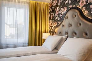 Suite, niet-roken | Luxe beddengoed, pillowtop-bedden, een minibar, een bureau