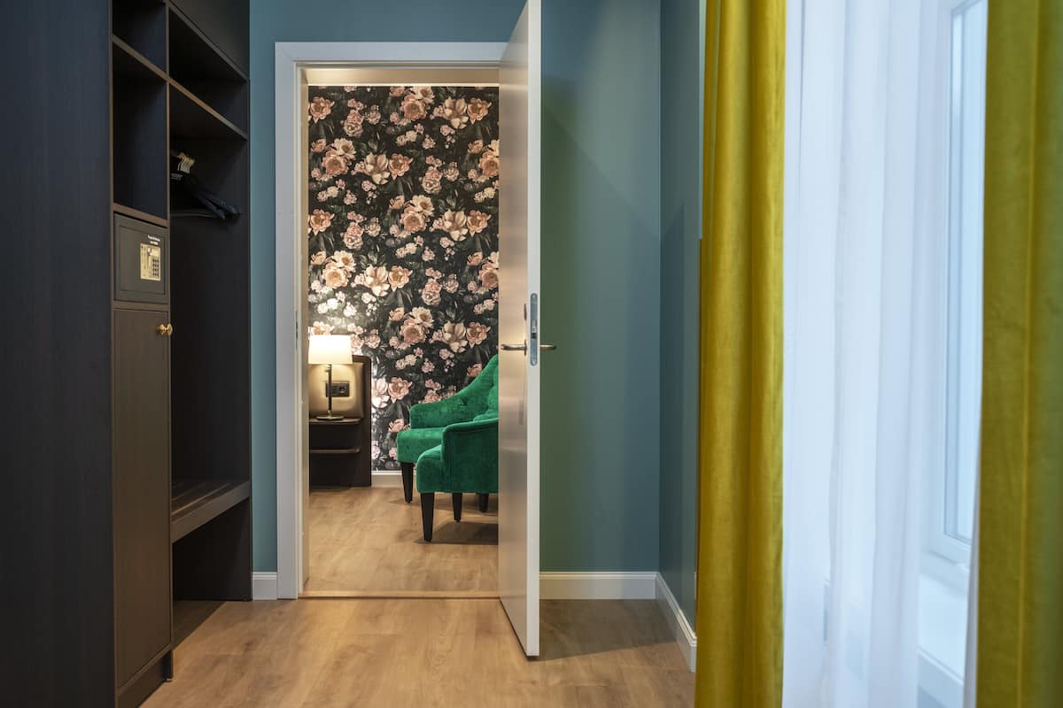 Ropa de cama de alta calidad, colchones con pillow-top y minibar